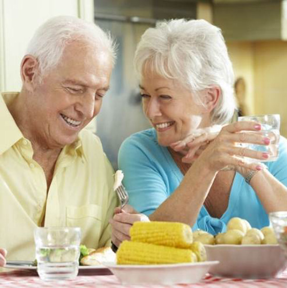 happycoupleresized happy couple eating dinner